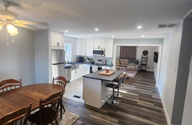 3-bedroom house in charming minutes from the beach.
