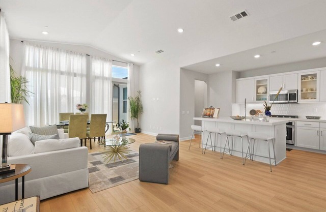 3-bedroom house in fabulous San Diego with Deluxe Resort-living !