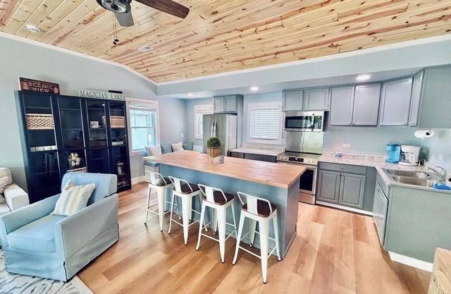 3-bedroom House in Sister Lakes on Magician Lake w/Dock. Relax on the Lake