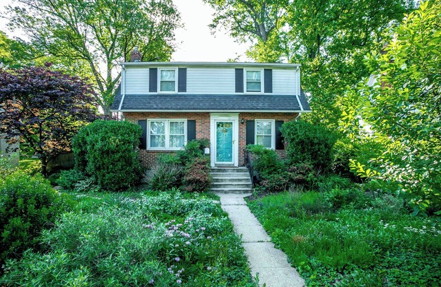 3-bedroom house with WiFi, yard, AC, and free parking near D.C.