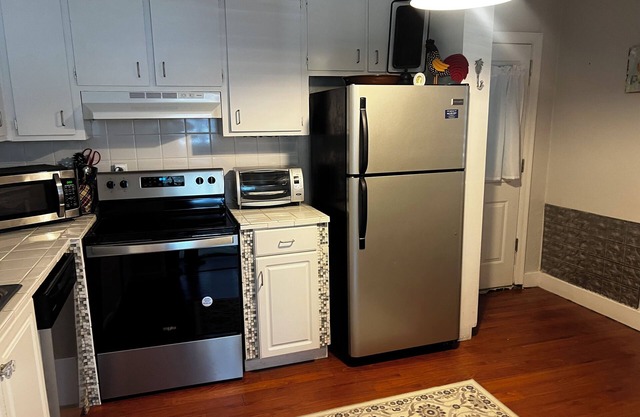 3-bedroom house with AC, WiFi in quiet neighborhood Goose Creek Relo/nurse/Corp