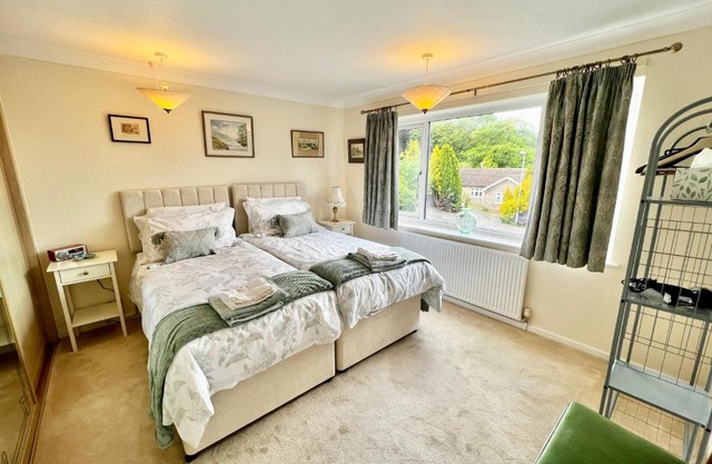 3 bedroom house with ample parking and garden