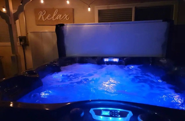 3-bedroom house with Hot tub & Pool in Sacramento with WiFi, fitness room, AC