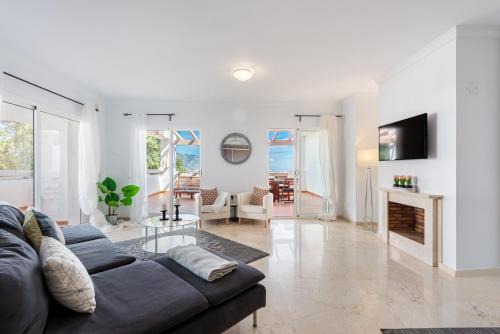 3 Bedroom Huge Terrace Pool & Views
