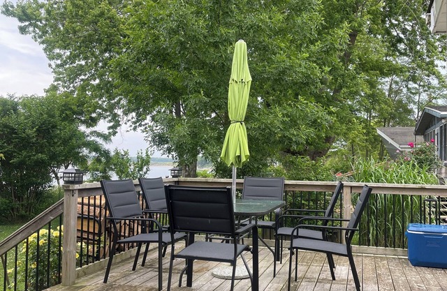 3 bedroom Lake Erie Cottage. Close to Rock Point Provincial Park. Pet Friendly