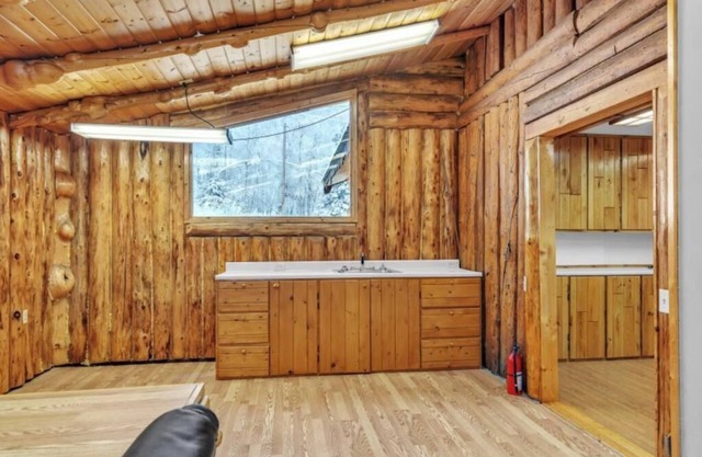3-bedroom Log Cabin in Charming Salcha with Free WiFi, Mountain Views & Private