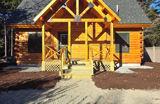 3-bedroom Log Cabin with AC, WiFi ,Southwest HarbornThat Rents SAT-SAT ONLY