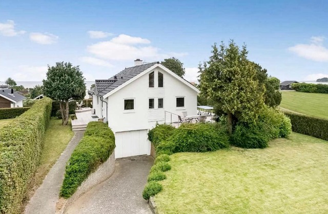 3 Bedroom Lovely Home In Hejls