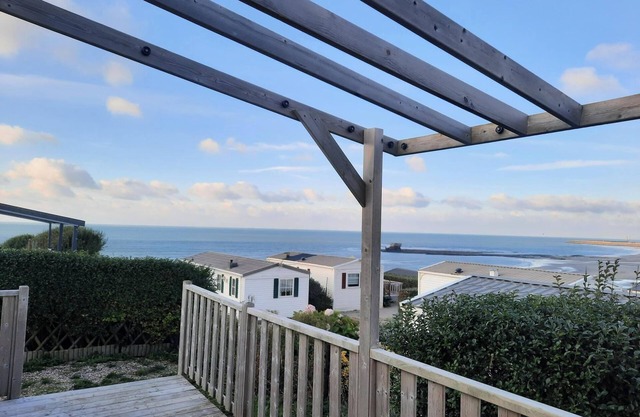 3-bedroom mobile home with sea view and direct beach access