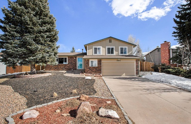 3 Bedroom Spacious Home with Garage and Newer Furnishings!