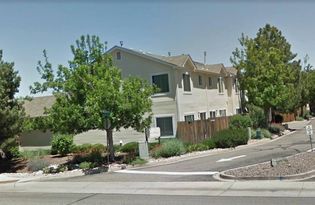 3-bedroom townhome in charming Aurora with WiFi, AC. Unbeatable LocationBook now