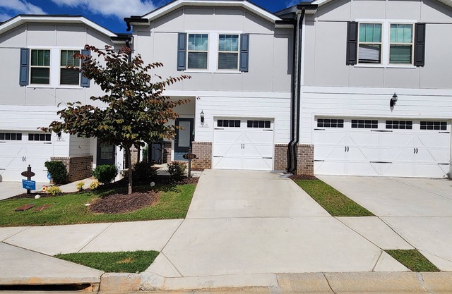 3-bedroom townhome in nice Lilburn with WiFi, AC. Enjoy your stay
