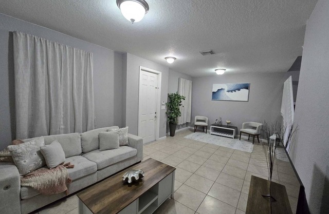 3-bedroom townhome in tranquil Homestead with AC
