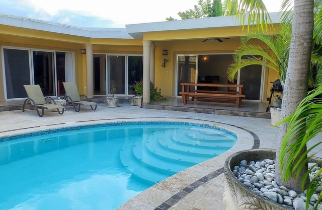 3-bedroom villa in gated residence with free shuttle bus/cable TV/Wi-Fi/pool