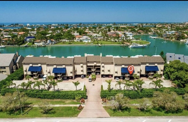 3 Bedroom Waterfront Condo/Boat Lift on the Grand Canal