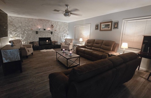 3-bedroom with Lakeview, Free Kayaks and Game Room, Pets Allowed, Lanai & Grill