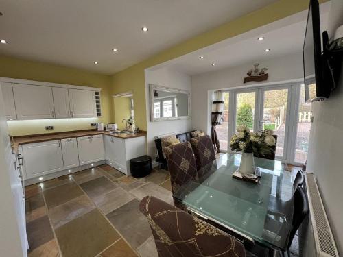 3 Bedrooms - 2 Bath Rooms - Dog Friendly - Parking