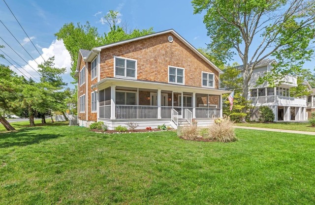 3 Blocks to Beach. 5 Bedrooms, 4 Bathrooms - Family Spaces, Kitchen, & Porches