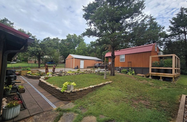 3 BR, 1-1/2 BA Beaver Lake cabin and cottage with very easy access to the lake.