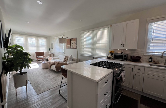 3 BR/1.5 Bath condo in Ventnor - block from beach w/steamshower