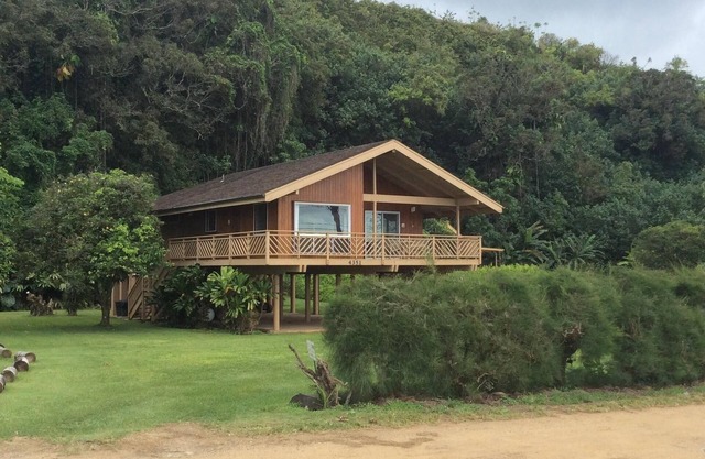 3 BR 2.5 Bath Home on Incredible Anini Beach