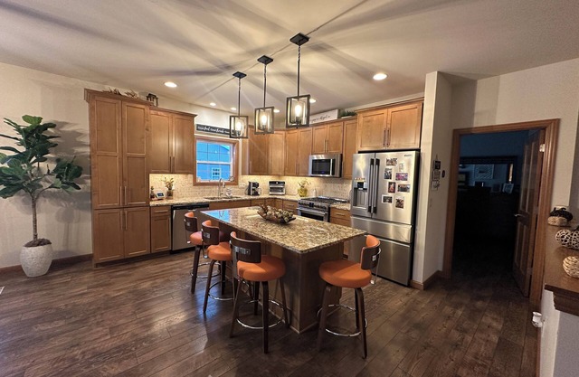 3-br 3 bath 3 miles to Appleton Airport, 15 min to EAA