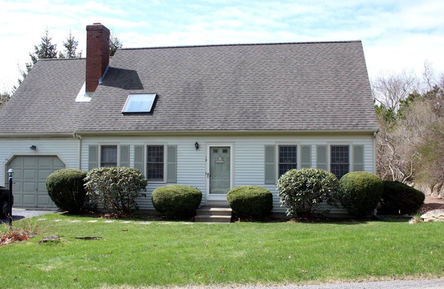 3 BR Cape-short drive to Mayflower & other bay beaches-A/C, Wi-Fi, Linens Incl.