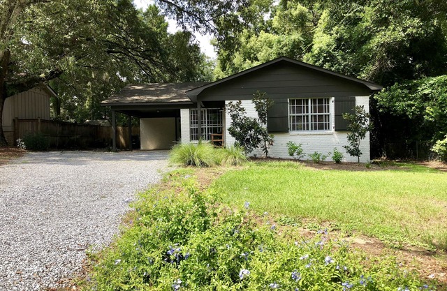 3 BR Charming Cottage in Fairhope, steps from downtown and the Mobile Bay