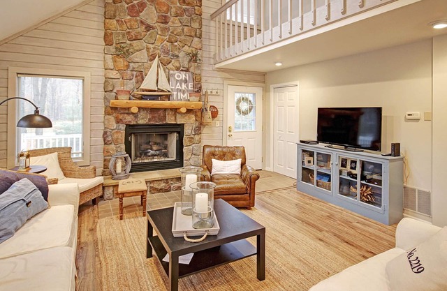 3 BR Luxury Family Retreat-Walk To Beach, Fireplace, Grill, Game Rm, Fire Pit