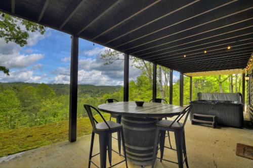 3 BR Mountain Cabin Games Hot Tub Fire Pit