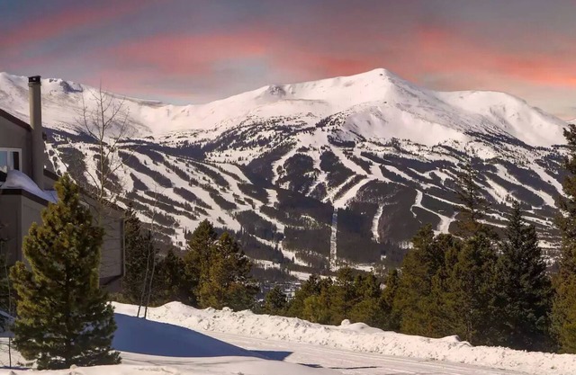 3-BR Townhouse w/hot tub and great views. Minutes from ski slopes.