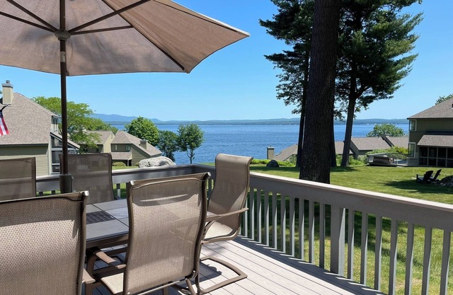 3 BR Townhouse with Gorgeous Lake Views, Sandy Beach, Pool & Tennis
