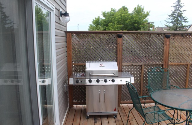 3 Cozy Queen Beds; 20 minutes from Niagara Falls