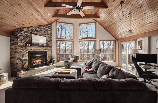3 Fireplaces, Hot Tub, Fire Pit, Deck, Pool Access