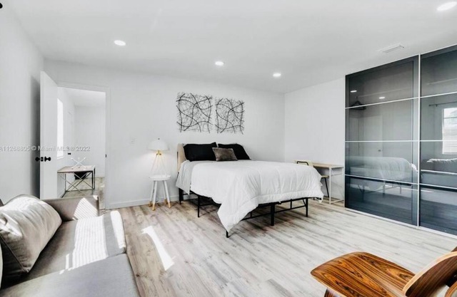 3 King Beds*Jacuzzi* Bar*HBO *Minutes from beach
