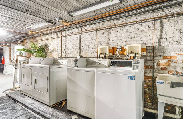3 Mi to Dtwn: Central Chicago Apt w/Grill!