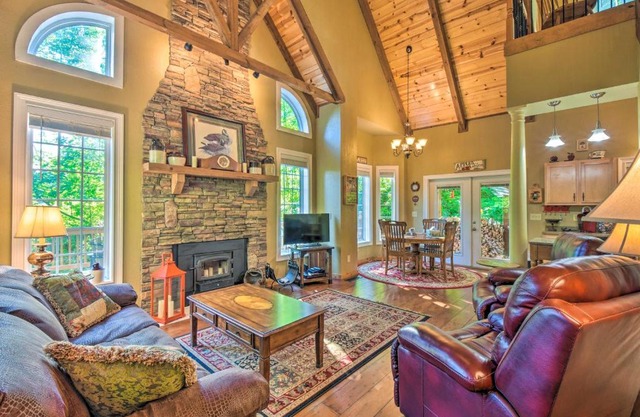 3 Mi to Museums Smoky Mountains Cabin with Deck