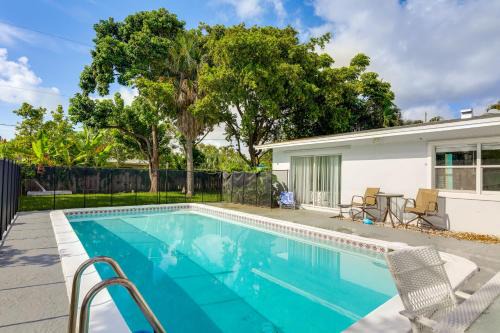 3 Mi to Riviera Beach! Group-Friendly Home with Yard