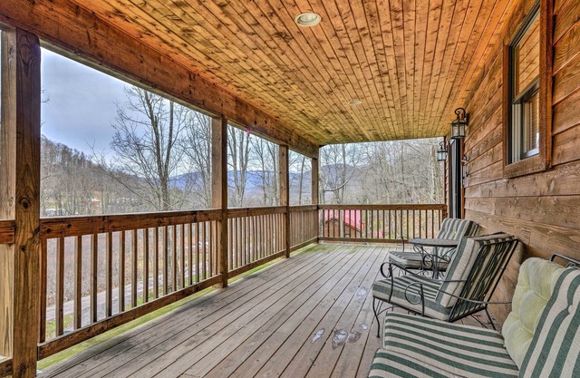 3 Mi to Snowshoe Resort: Cabin w/Hot Tub
