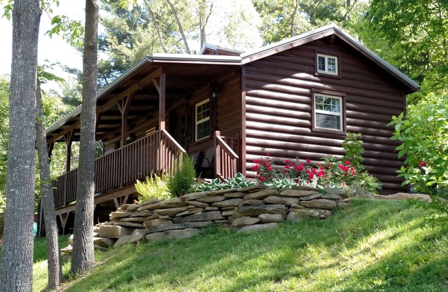 3 Mile Cabin - Cozy Cabin 3 Miles from Downtown, Views, Hot Tub