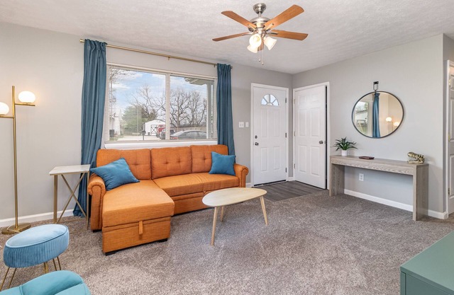 3 Miles from the ARK! 3 bedroom Home in Williamstown with Game Room!
