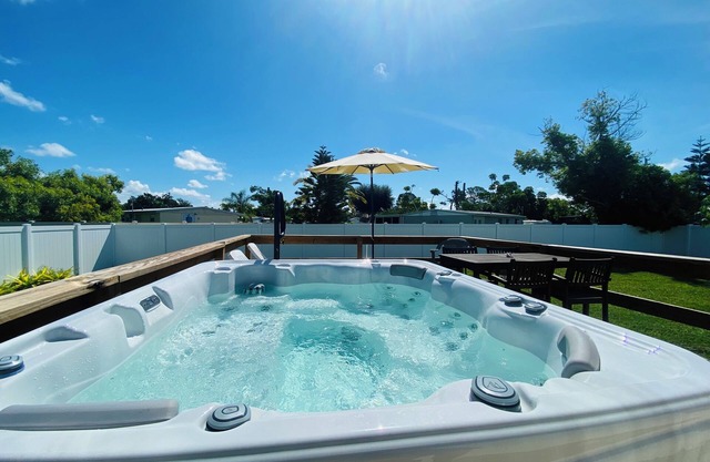 3 miles to beach, hot tub & fenced yard for pup