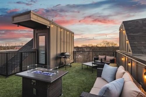 3 Miles to Broadway -Garage, Patio, Walk to Shops