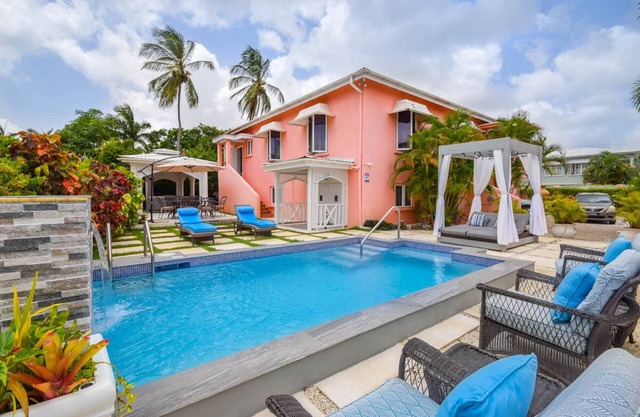 3 Min Walk to Beach - Blessed Manor (4 Bed House)