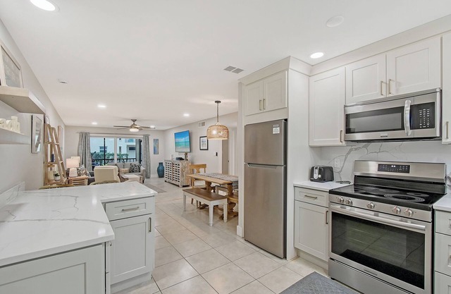 3 min. walk to Siesta Key Beach-NEWLY RENOVATED 1st floor 2BR/2B w/heated pool