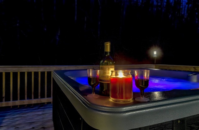 3 mins from the Jeeps Takeover Townsend 2025, 11mi to Cades Cove + Jacuzzi