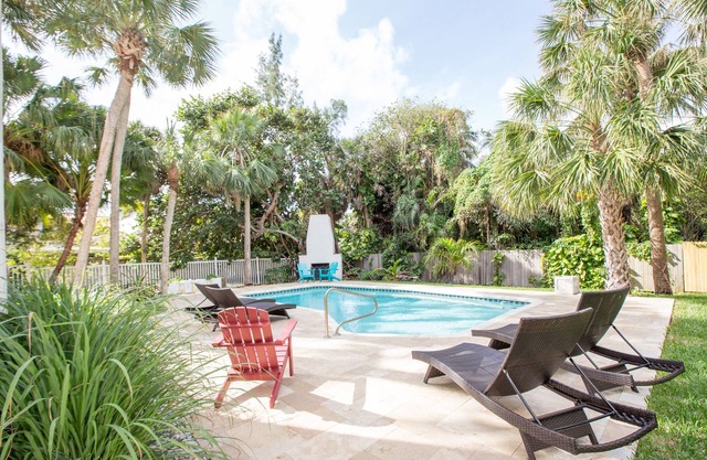 3 Minute Walk To Beach-Discounted Rates- Relaxing-Private-Fun-Pool-WiFi-Near All