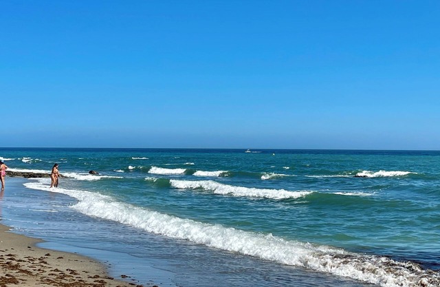 3/New (2024) 2-bed 2-bath Apartment. Community pool & local beach (3-min drive)