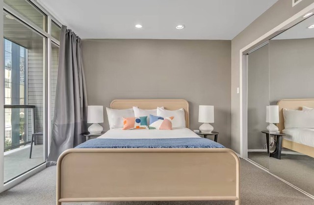 3 Perfect Loft w/Kitchen & Balcony | Walk to Restaurants & Convention