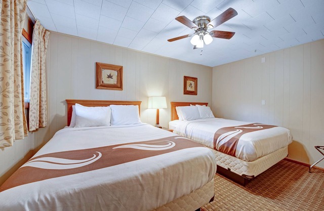 3 Queen Bed Suite Non Smoking at Four Season Lodge
